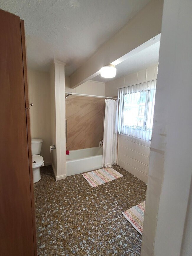 Building Photo - Split Ac, private yard and Walk to Downtown