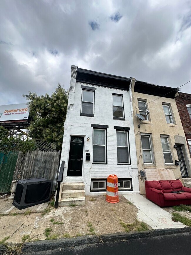 Building Photo - STUNNING NEWLY RENOVATED TWO BEDROOM HOUSE