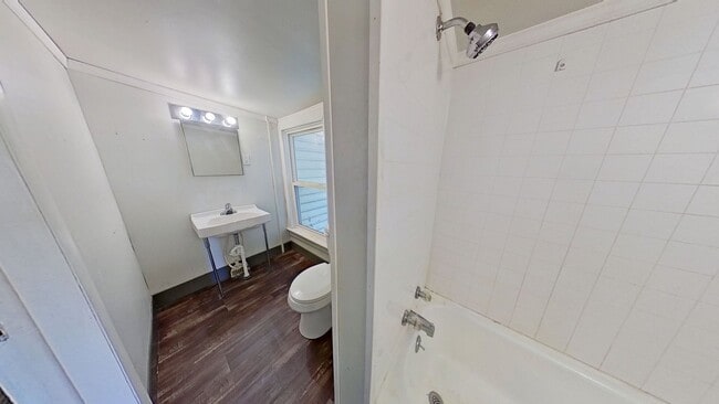 Building Photo - Spacious 2nd Floor Apartment