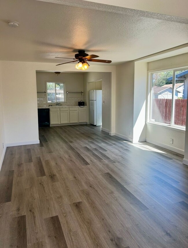 Building Photo - 824 N Farris Ave