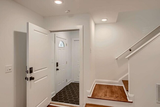 Building Photo - 402 S Columbia Dr