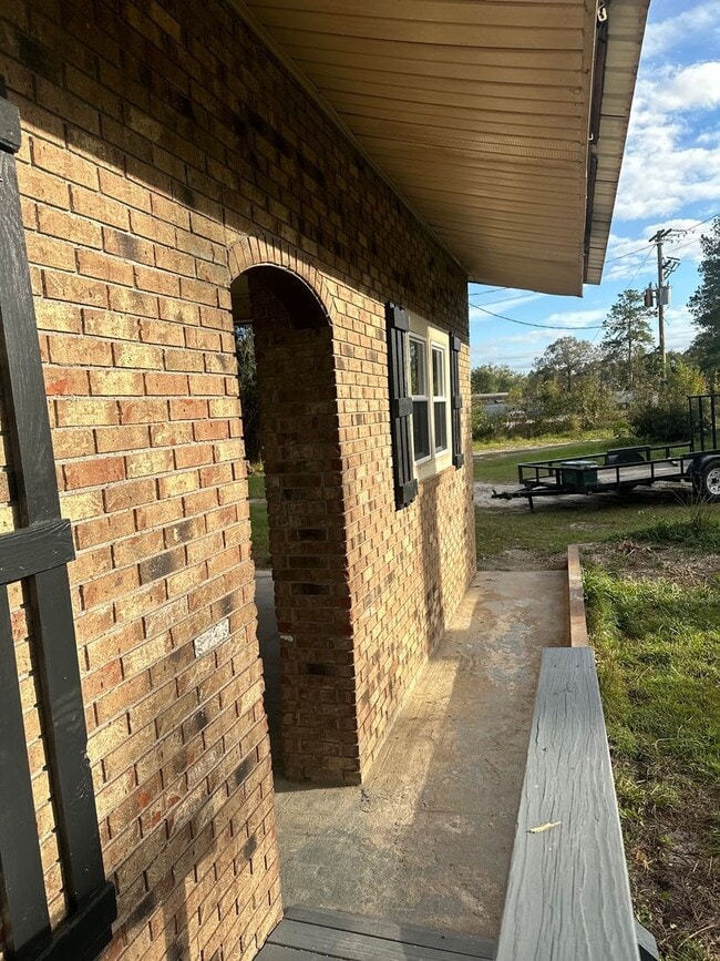 Building Photo - 3 bedroom 2 bathroom