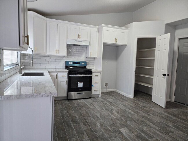 Building Photo - 3Br 2 Ba ready Now
