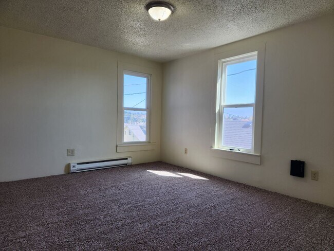 Foto del edificio - 2nd Story 2 bedroom 1 Bath Duplex- Blocks ...