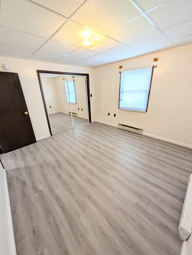 Dormitorio - 225 E Orvis St