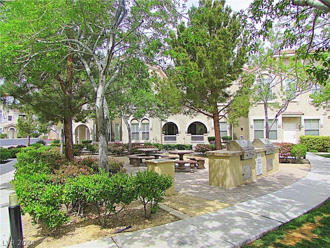 Foto del edificio - 10001 Peace Way