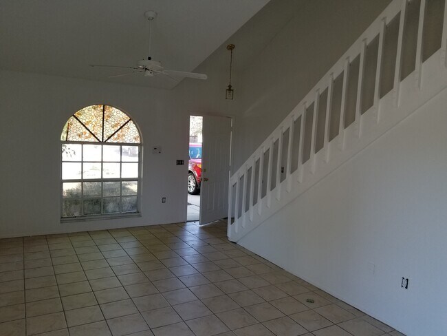 Foto del edificio - Two-Bedroom Home with Second Story Bonus Room