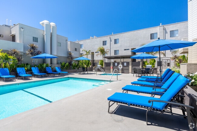 Building Photo - Luna Warner Center