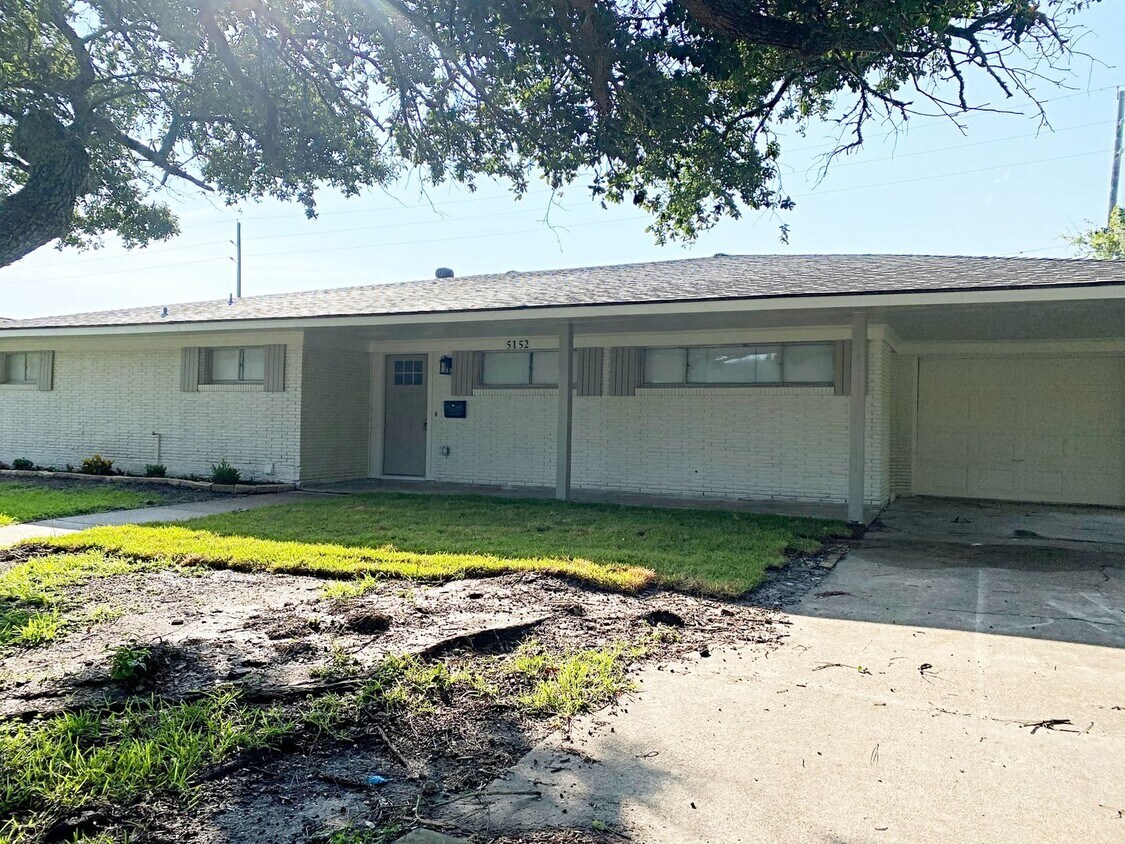 Primary Photo - 5152 Lakeside Dr