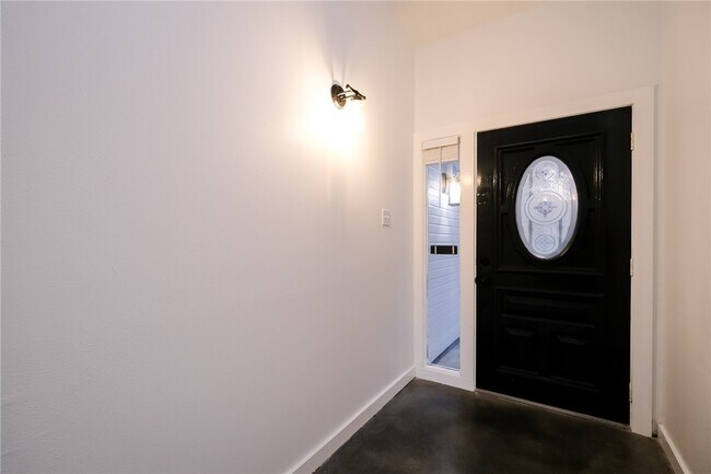 Foto del edificio - 6834 Holiday Ln