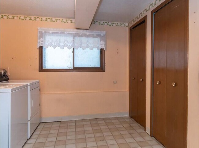 Building Photo - 6572 Edgemoor Ave