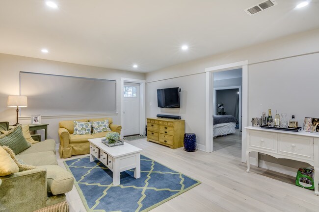 Building Photo - 1955 N Lincoln Ave