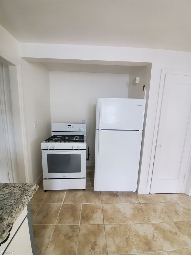 Foto del edificio - 1 br, 1 bath  - 114 Sheldon Ter Apt 2L