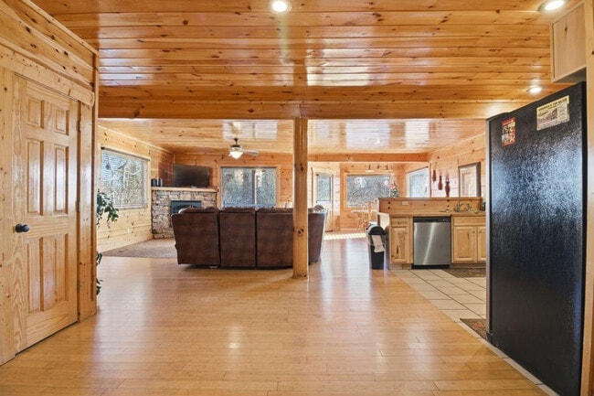 Building Photo - 1115 Towering Oaks Dr