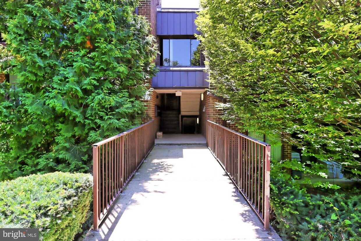 132 Roberts Ln Unit 403, Alexandria, VA 22314 Room for Rent in