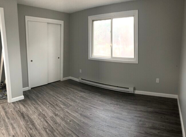 Segundo dormitorio con ventana grande - 252 Union St