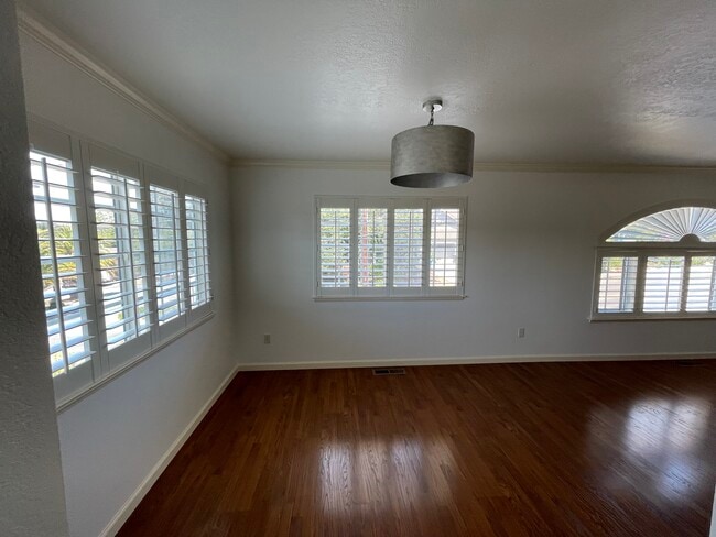 Foto del edificio - 108 Powell Avenue