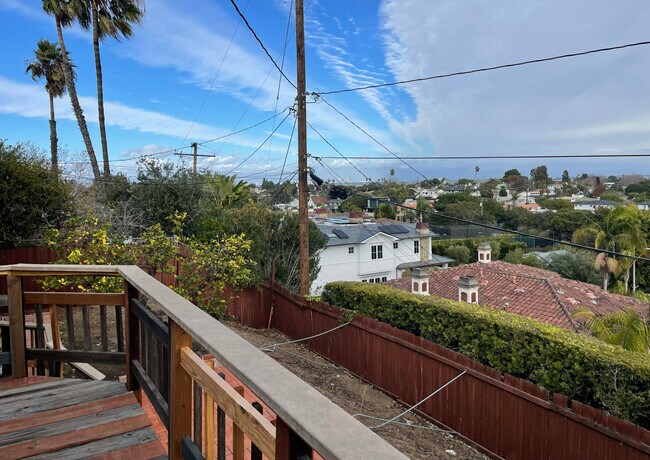 Building Photo - 418 Altura Way