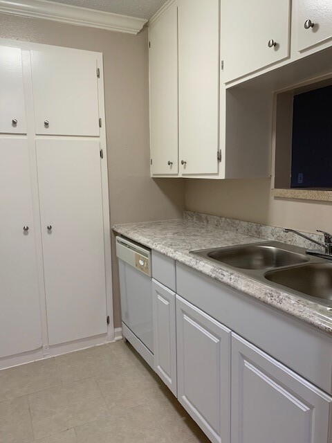 Kitchen - 4036 Bellefontaine St