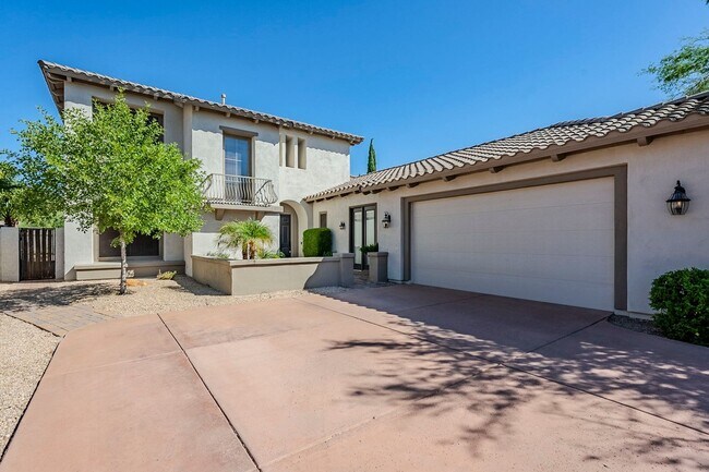 Foto del edificio - Stunning 4 bed 2.5 bath home with pool, in...