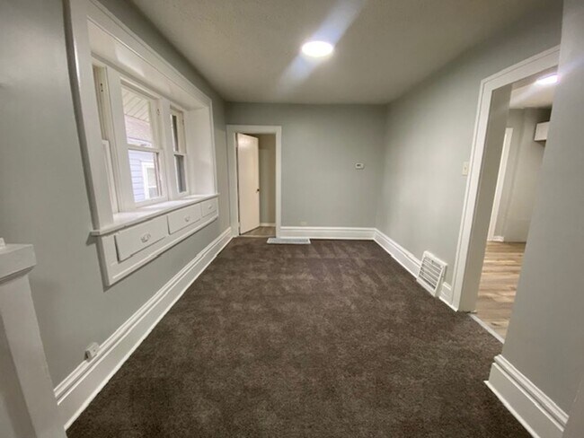 Foto del edificio - Updated 5-Bed, 2-Bath with Attic Suite & C...