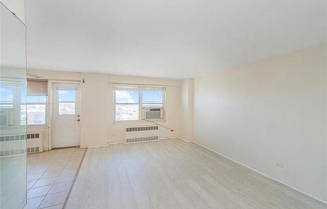 Building Photo - 2630 Cropsey Ave