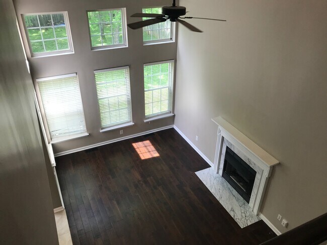 Building Photo - 2525 Bayview Dr
