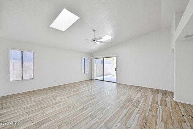 Building Photo - 2535 E Parkside Ln