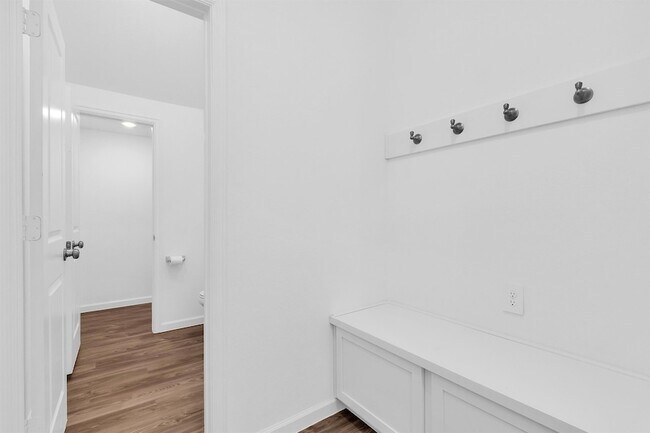 Foto del edificio - 677 Royal Arch Dr