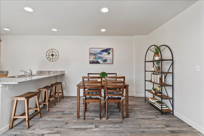 Foto del edificio - 3 Bedroom, 2 Bath Home w/2 Car Garage in D...