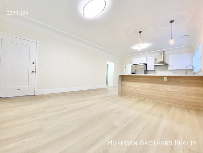 Building Photo - 865 N Las Palmas Ave