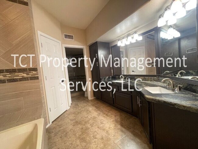 Foto del edificio - Gorgeous 2 Bedroom Townhome in Gate Commun...