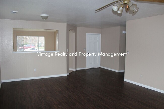 Foto del edificio - Back On The Rental Market Recently Updated...