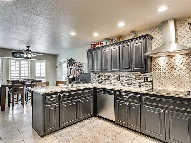 Building Photo - Spacious 4 bed, 2 bath, 2 car garage home ...