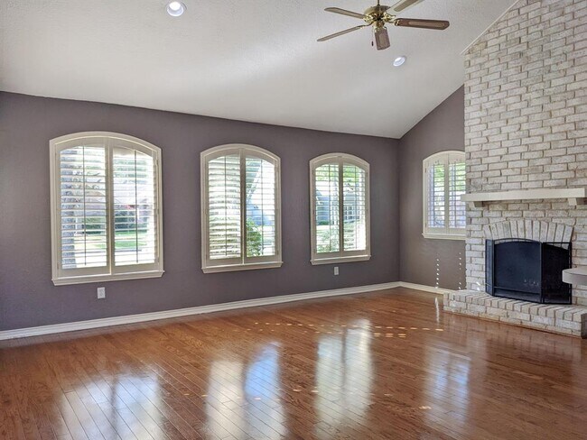 Building Photo - 4003 W Valley Dr