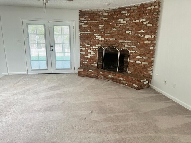 Building Photo - READY NOW! RV PARKING!
