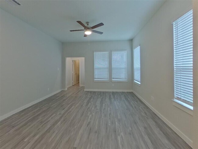 Building Photo - 9835 Willow Creek Commerce Dr