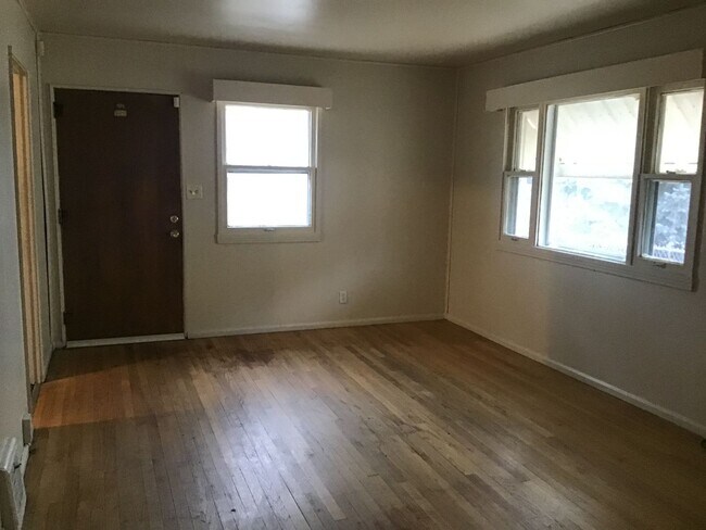 Building Photo - 3 bedroom single family home