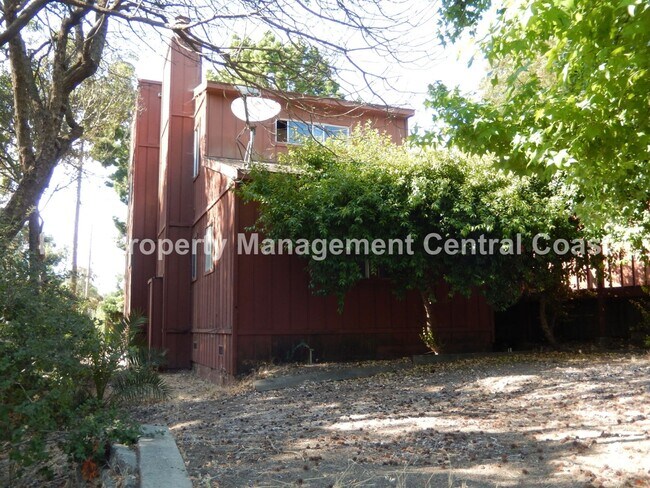 Building Photo - AVAILABLE AUGUST - 4 bedroom / 2.5 Bathroo...
