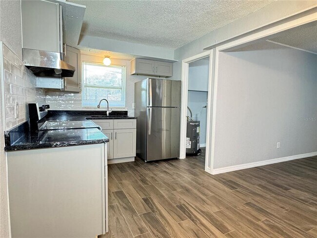 Foto del edificio - 904 Lake Palms Dr