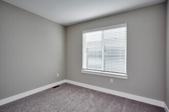 Building Photo - Creekline Townhomes