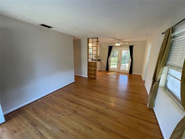 Building Photo - 637 Roberta Ave