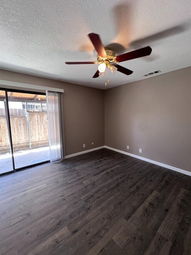 Foto del edificio - 2247 W Dakota Ave
