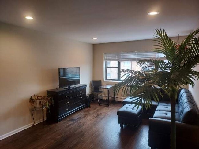 Foto del edificio - 6400 N Ridge Blvd