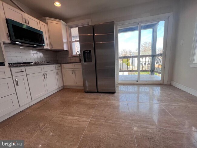 Foto del edificio - 587 Bath St