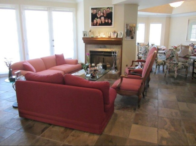 Sala de estar/ Comedor - 18135 Burbank Blvd