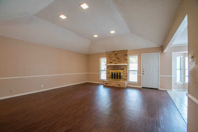 Building Photo - Beautifully Crafted 3-2-2 in Fort Worth! N...
