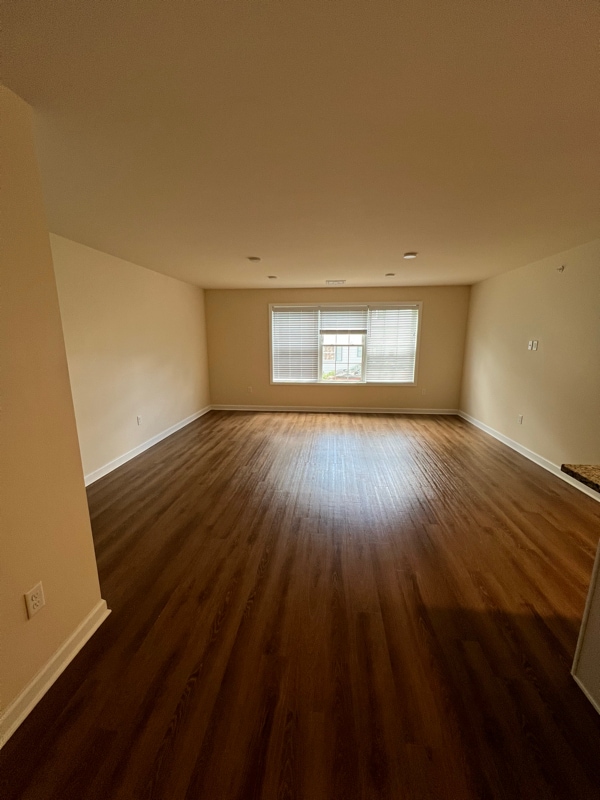 Building Photo - 540 Northend Dr