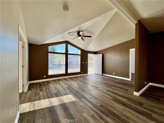 Foto del edificio - 23843 Sierra Dr