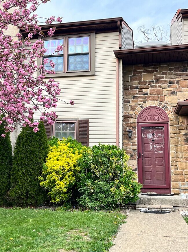 Building Photo - 2 Bd / 1.5 Bth Townhouse in Stover Mill